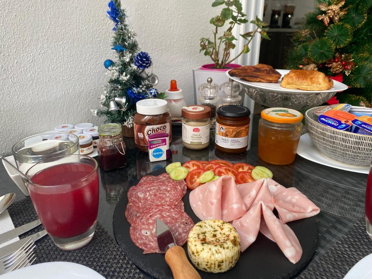 Escape To St Julians Couette-café
