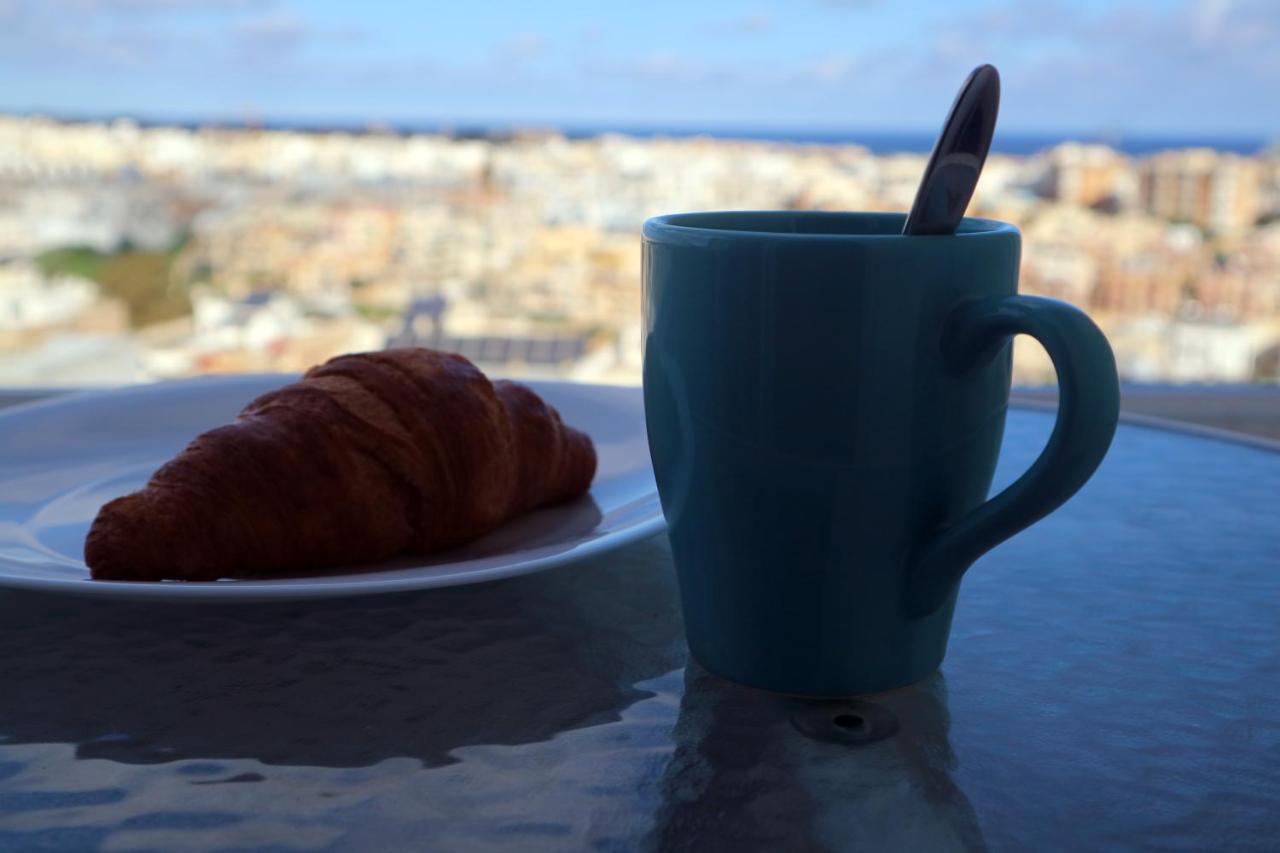 Escape To St Julians Couette-café