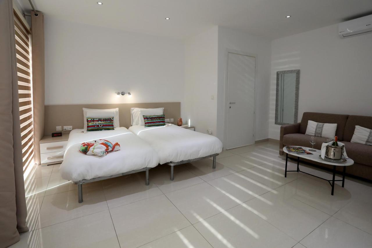 Escape To St Julians Couette-café